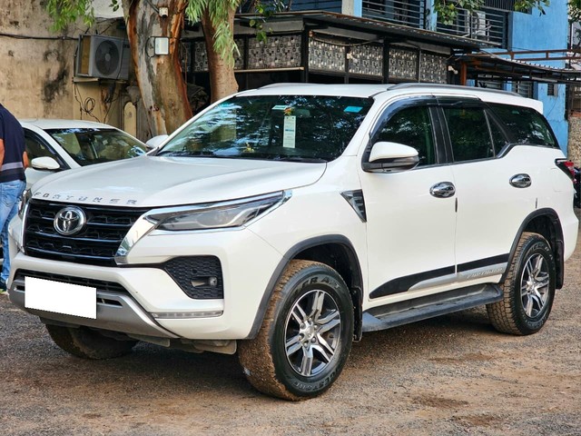 Second-hand 2023 Toyota Fortuner 4X2 for sale in Ahmedabad-3