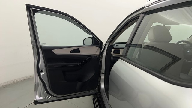 Second-hand 2021 Mahindra XUV700 AX5 5Str AT for sale in Noida-30