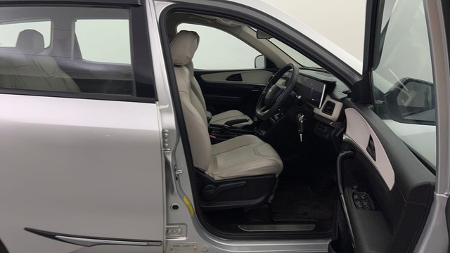 Second-hand 2021 Mahindra XUV700 AX5 5Str AT for sale in Noida-15