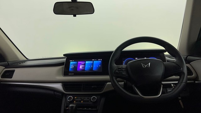 Second-hand 2021 Mahindra XUV700 AX5 5Str AT for sale in Noida-11