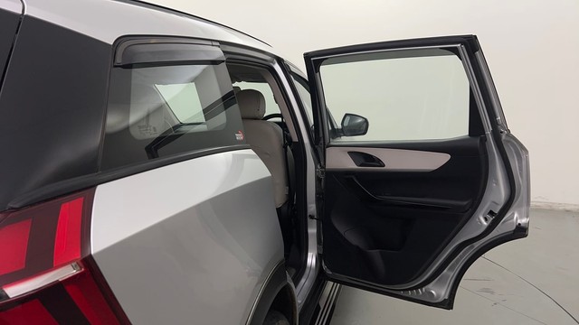 Second-hand 2021 Mahindra XUV700 AX5 5Str AT for sale in Noida-29