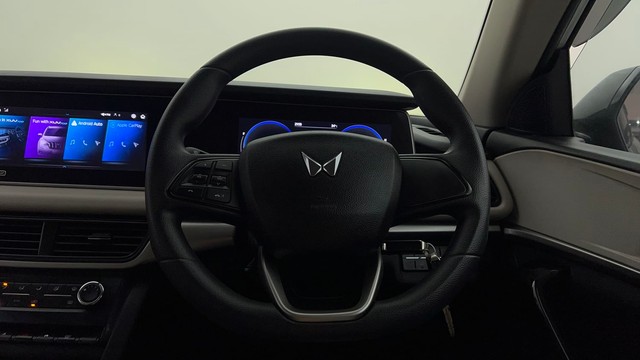 Second-hand 2021 Mahindra XUV700 AX5 5Str AT for sale in Noida-23