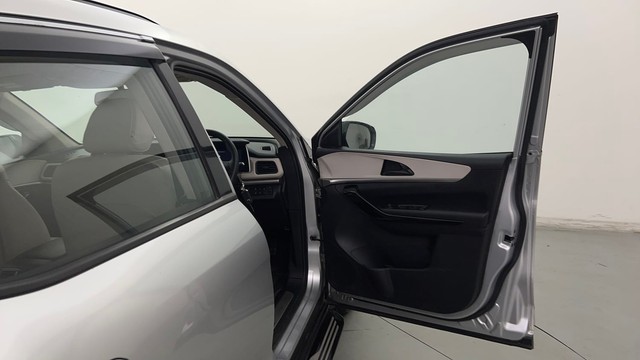 Second-hand 2021 Mahindra XUV700 AX5 5Str AT for sale in Noida-16