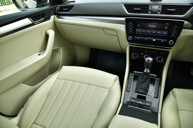 Second-hand 2018 Skoda Superb Style 2.0 TDI AT for sale in Kolkata-9