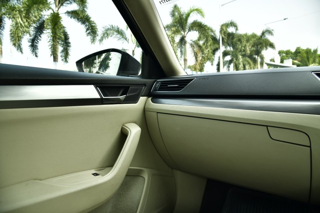 Second-hand 2018 Skoda Superb Style 2.0 TDI AT for sale in Kolkata-14