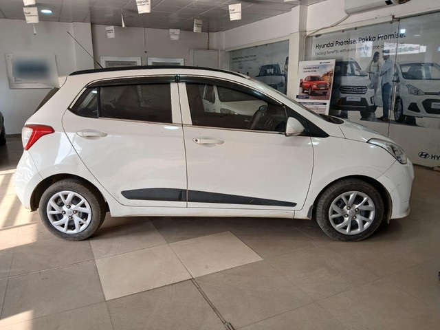 Second-hand 2017 Hyundai i10 Sportz 1.1L for sale in Ranchi-3