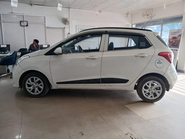 Second-hand 2017 Hyundai i10 Sportz 1.1L for sale in Ranchi-2