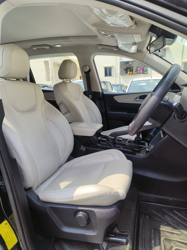 Second-hand 2023 Mahindra XUV700 AX7 7Str Diesel for sale in Visakhapatnam-6