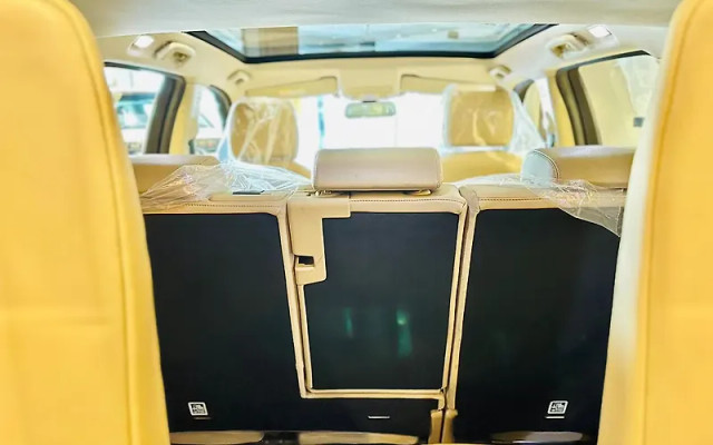 Second-hand 2017 Land Rover Discovery Sport Petrol HSE 7S for sale in New Delhi-3