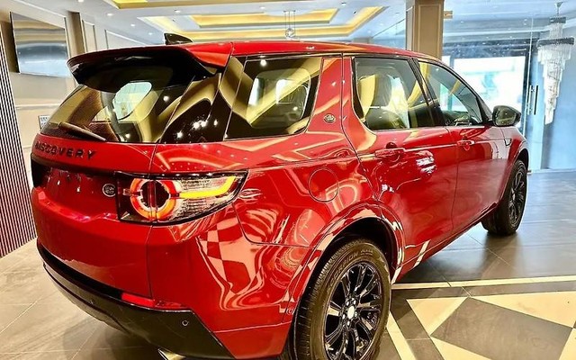 Second-hand 2017 Land Rover Discovery Sport Petrol HSE 7S for sale in New Delhi-5