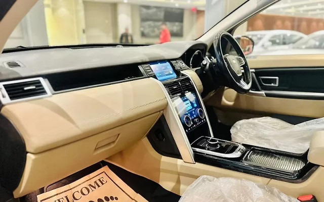 Second-hand 2017 Land Rover Discovery Sport Petrol HSE 7S for sale in New Delhi-9