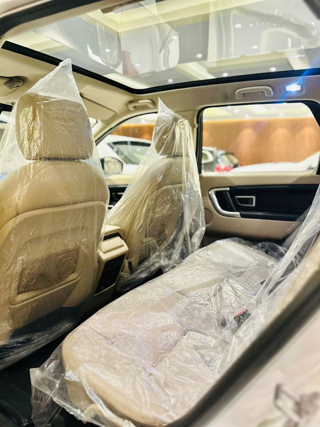 Second-hand 2017 Land Rover Discovery Sport Petrol HSE 7S for sale in New Delhi-10