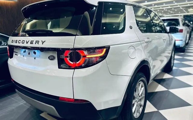 Second-hand 2017 Land Rover Discovery Sport Petrol HSE 7S for sale in New Delhi-3