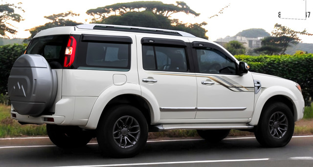 Second-hand 2013 Ford Endeavour 2.5L 4X2 MT for sale in Lucknow-10