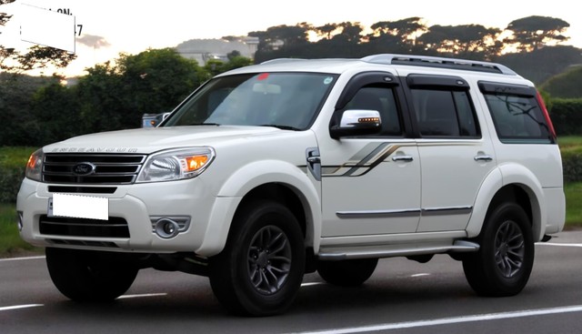 Second-hand 2013 Ford Endeavour 2.5L 4X2 MT for sale in Lucknow-2