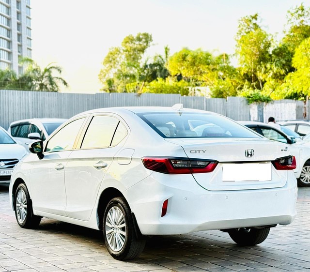 Second-hand 2021 Honda City V CVT for sale in Surat-6