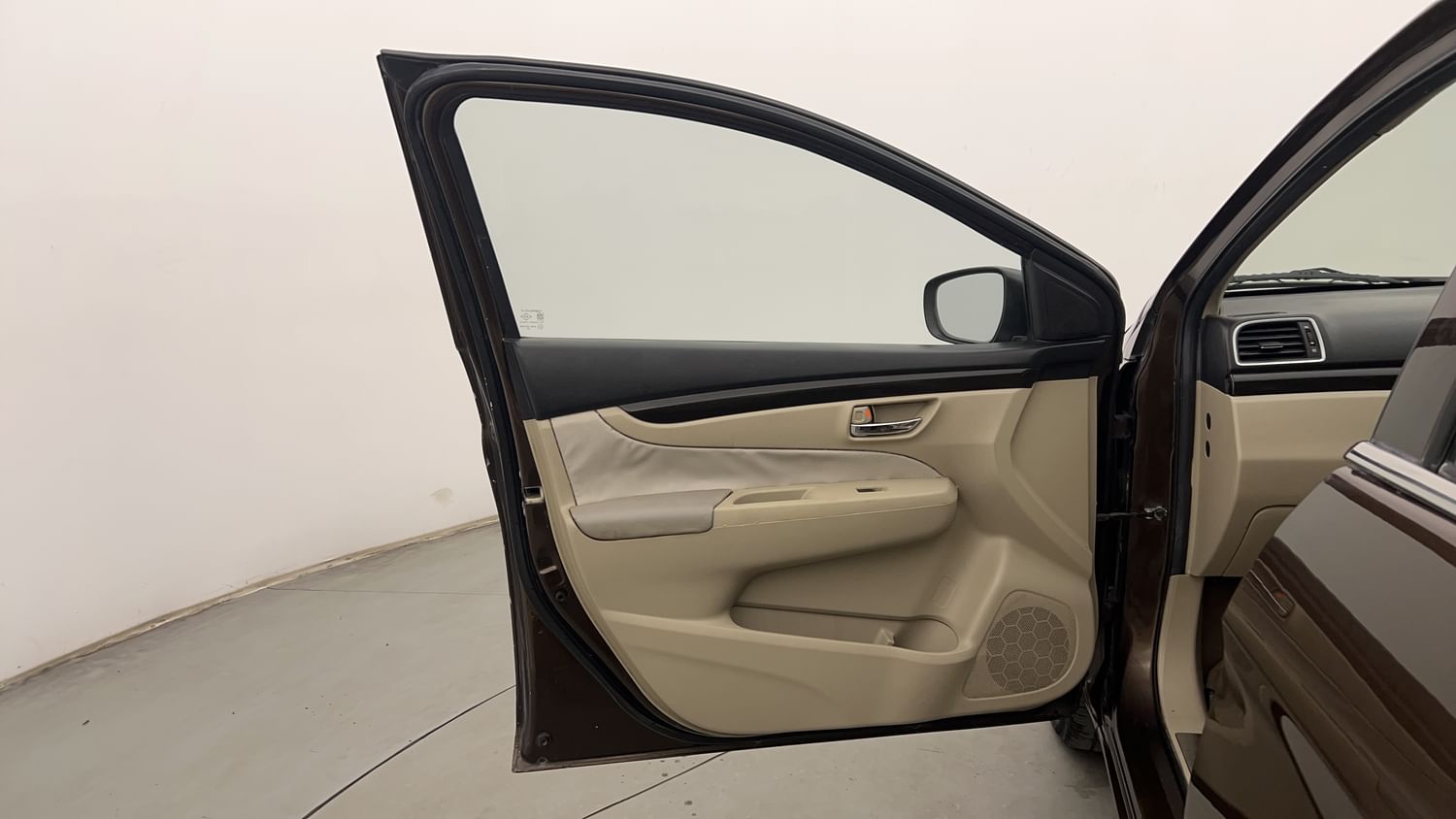 しuz PRESENTING 2015 Maruti Ciaz ZXI @5.25Lakhs* 🚘Brand : Maruti