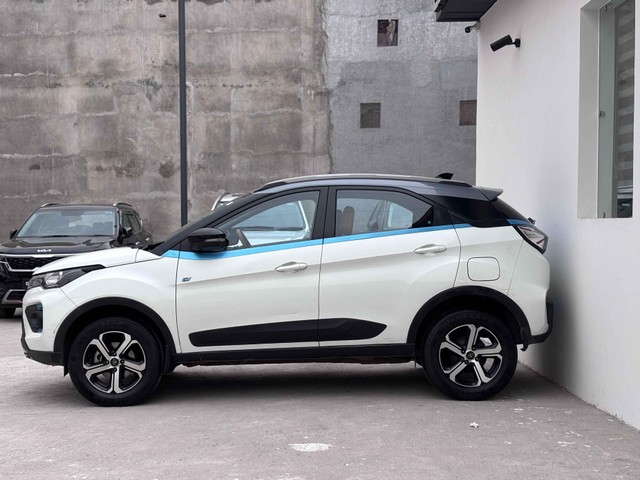 Second-hand 2022 Tata Nexon EV XZ Plus for sale in New Delhi-2