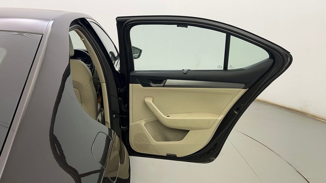 Second-hand 2018 Skoda Superb Style 1.8 TSI AT for sale in Bangalore-30