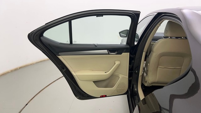 Second-hand 2018 Skoda Superb Style 1.8 TSI AT for sale in Bangalore-27