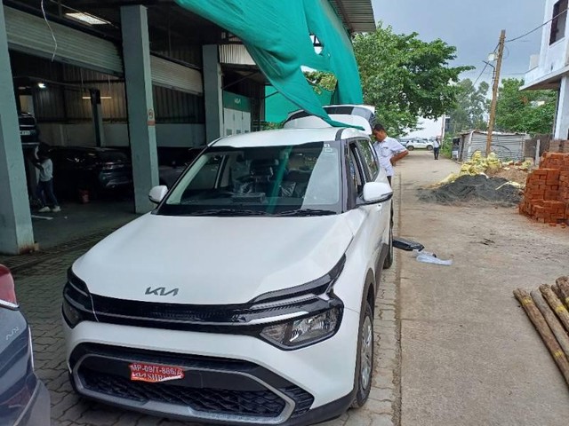 Second-hand 2024 Kia Carens Premium Opt for sale in Bhopal