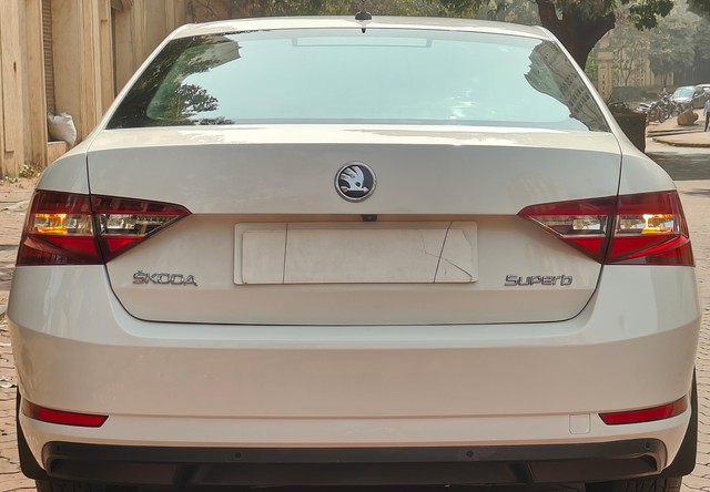 Second-hand 2017 Skoda Superb LK 1.8 TSI AT for sale in Thane-22