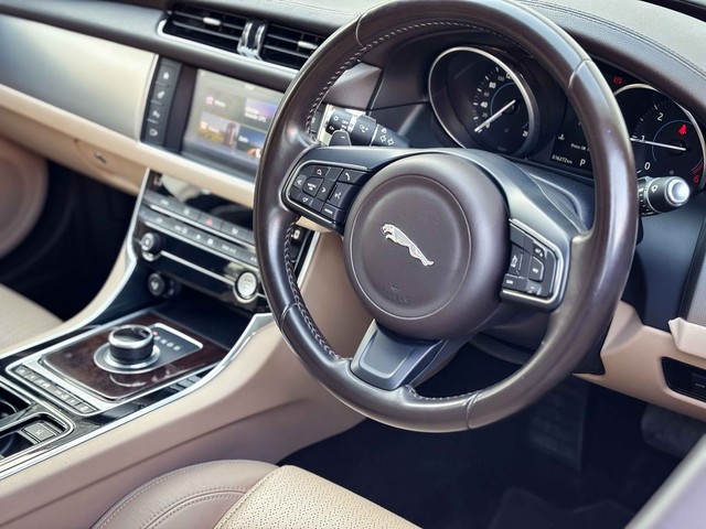 Second-hand 2018 Jaguar XF 2.0 Diesel Prestige for sale in New Delhi-17