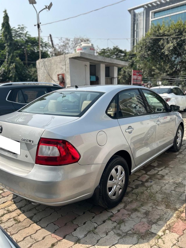 Second-hand 2013 Skoda Rapid 1.6 MPI Ambition for sale in Lucknow-11