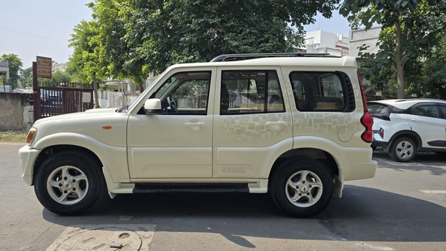 Second-hand 2014 Mahindra Scorpio VLX 2WD 7S BSIV for sale in Ahmedabad-4