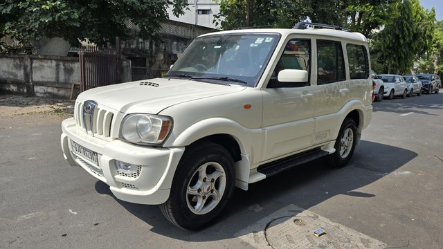 Second-hand 2014 Mahindra Scorpio VLX 2WD 7S BSIV for sale in Ahmedabad-7
