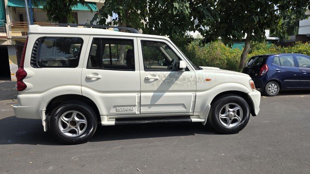 Second-hand 2014 Mahindra Scorpio VLX 2WD 7S BSIV for sale in Ahmedabad-5