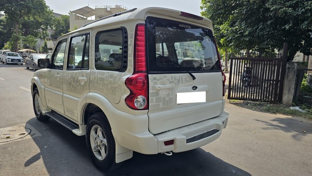 Second-hand 2014 Mahindra Scorpio VLX 2WD 7S BSIV for sale in Ahmedabad-3