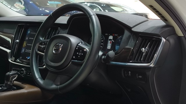 Second-hand 2019 Volvo S90 D4 Inscription BSIV for sale in Bangalore-9