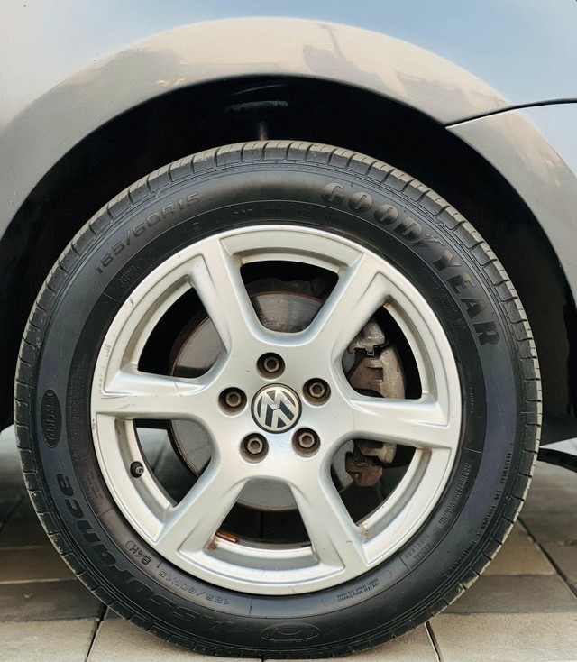 Second-hand 2013 Volkswagen Vento Petrol Breeze for sale in Surat-17