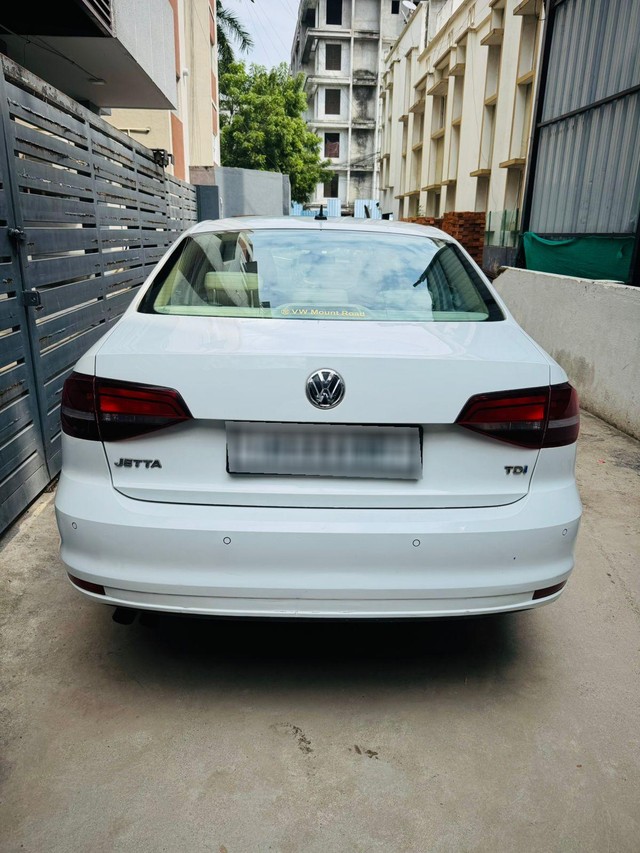 Second-hand 2016 Volkswagen Jetta 2.0L TDI Highline AT for sale in Chennai-1