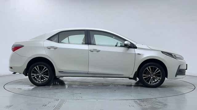 Second-hand 2018 Toyota Corolla Altis Petrol LE for sale in Noida-2