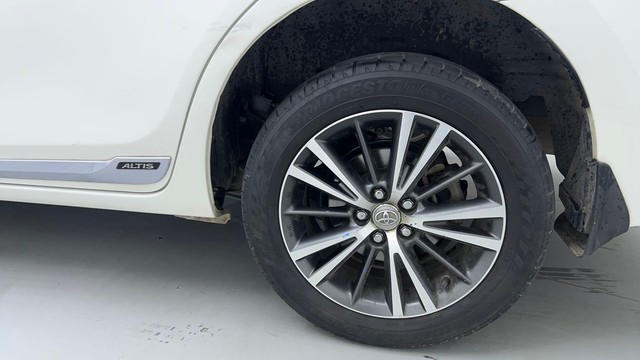 Second-hand 2018 Toyota Corolla Altis Petrol LE for sale in Noida-19