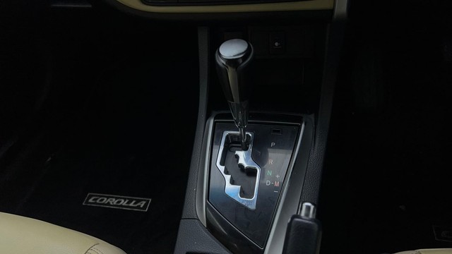 Second-hand 2018 Toyota Corolla Altis Petrol LE for sale in Noida-12