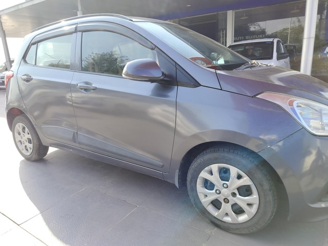 Second-hand 2016 Hyundai Grand i10 CRDi Sportz for sale in Etawah-4