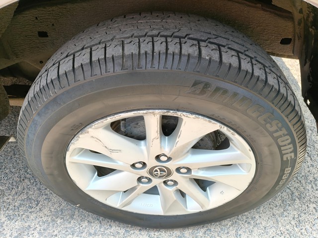 Toyota Innova Crysta 2.4 VX MT 8S BSIV Second-hand 2016 Toyota Innova Crysta 2.4 VX MT 8S BSIV for sale in Kolkata-5