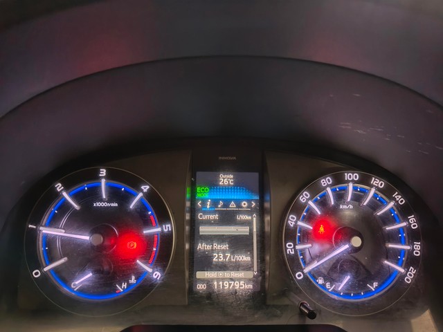 Toyota Innova Crysta 2.4 VX MT 8S BSIV Second-hand 2016 Toyota Innova Crysta 2.4 VX MT 8S BSIV for sale in Kolkata-17