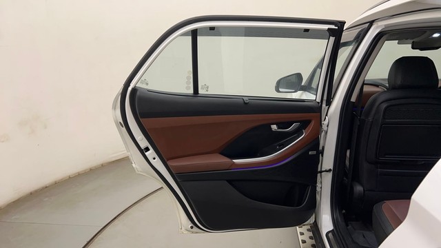 Second-hand 2023 Hyundai Alcazar Signature 6Str DCT for sale in Mumbai-24