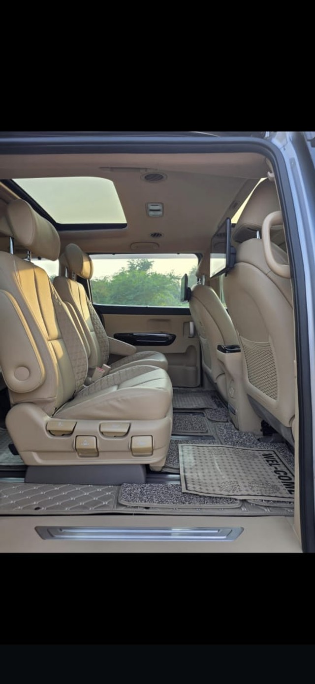 Second-hand 2023 Kia Carnival Limousine Plus for sale in Mumbai-11