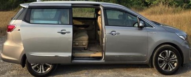 Second-hand 2023 Kia Carnival Limousine Plus for sale in Mumbai-12