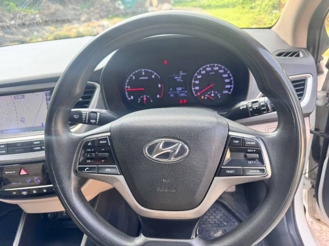 Second-hand 2018 Hyundai Verna CRDi 1.6 SX for sale in Kanpur-11