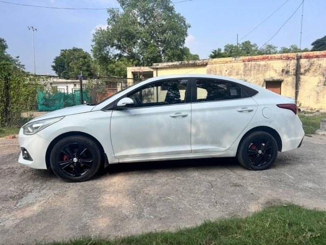 Second-hand 2018 Hyundai Verna CRDi 1.6 SX for sale in Kanpur-9