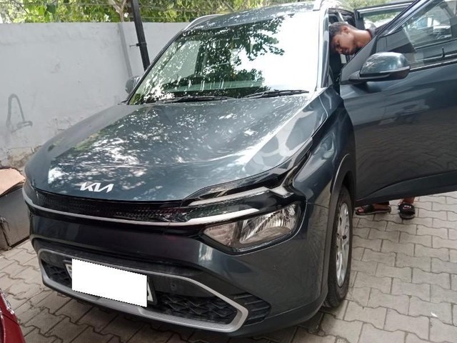 Second-hand 2023 Kia Carens Prestige for sale in New Delhi-3