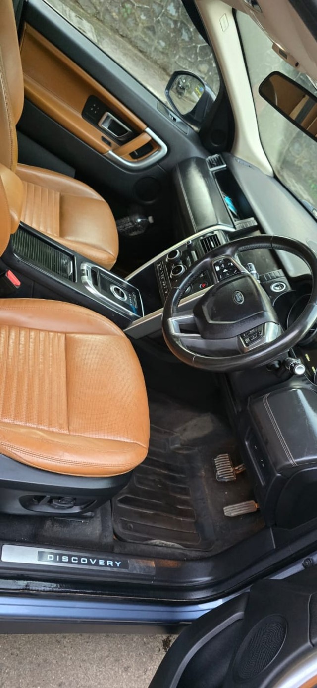 Second-hand 2018 Land Rover Discovery HSE Luxury 3.0 TD6 for sale in Mumbai-7