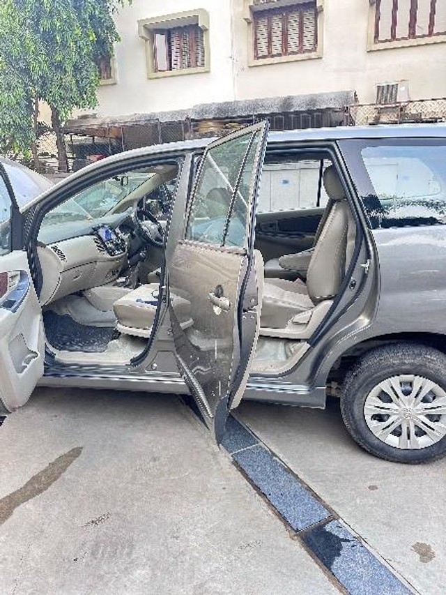 Second-hand 2013 Toyota Innova 2.5 GX (Diesel) 7 Seater for sale in Ahmedabad-6