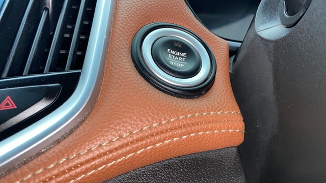 Second-hand 2020 MG Hector Plus Sharp Hybrid MT for sale in Kochi-23